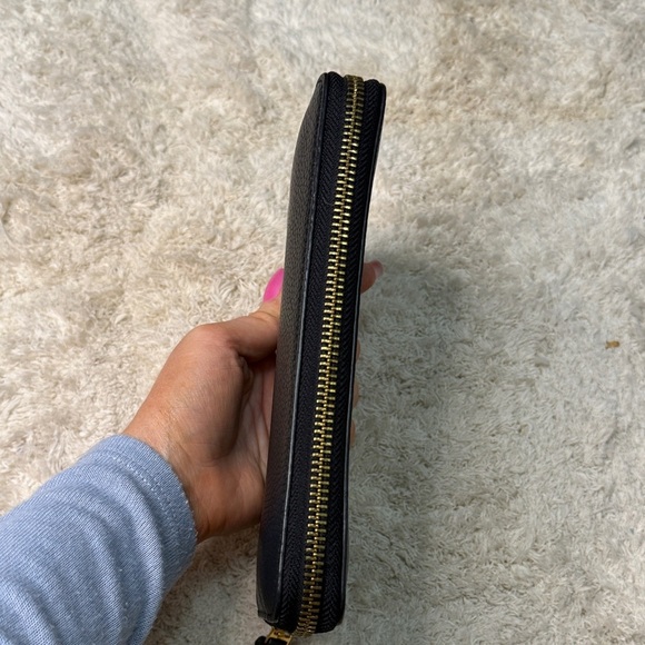 Tory Burch Black Pebbled Leather Britten Zip Wallet - Picture 4 of 11